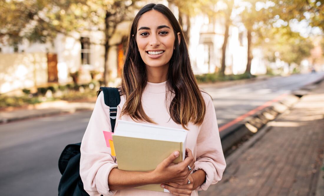 La beca Jóvenes Escribiendo el Futuro 2025 abre su registro en septiembre (Foto: Canva)