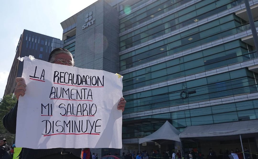 Protestas del SAT 2025: empleados denuncian falta de apoyo, bajos sueldos y malas condiciones. (Foto: Cuartoscuro)