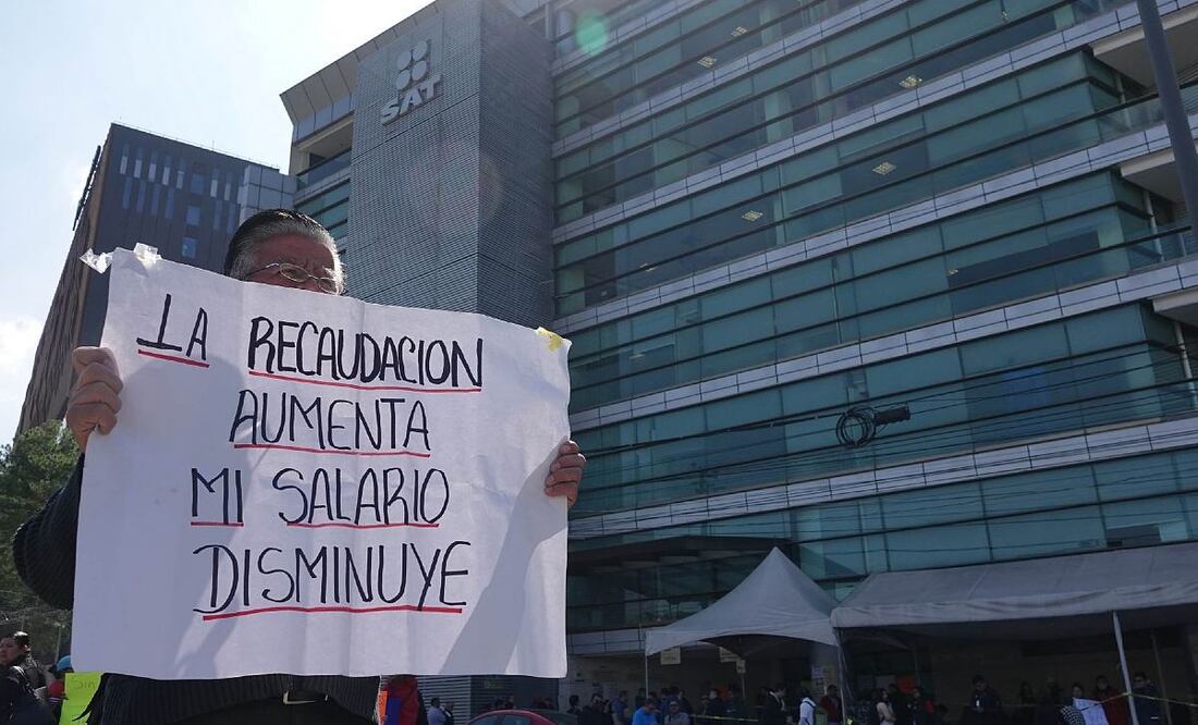 Protestas del SAT 2025: empleados denuncian falta de apoyo, bajos sueldos y malas condiciones. (Foto: Cuartoscuro)