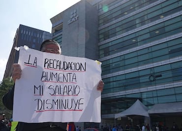 Trabajadores del SAT se manifiestan en todo México: Suspenden trámites y exigen mejoras laborales