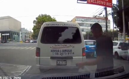 Graban a limpiaparabrisas que se hace el atropellado para exigir dinero a automovilistas, en CDMX