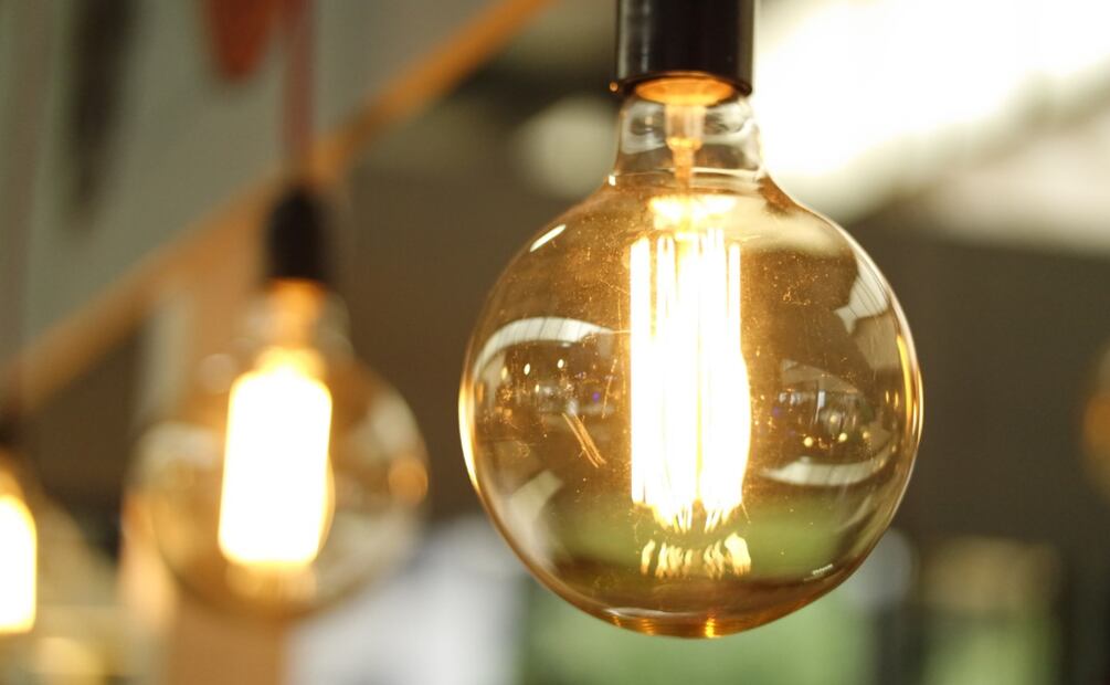 Ahorra en tu recibo de CFE: Guía de Profeco para eliminar vampiros eléctricos y cuidar tu dinero. (Foto:Canva)