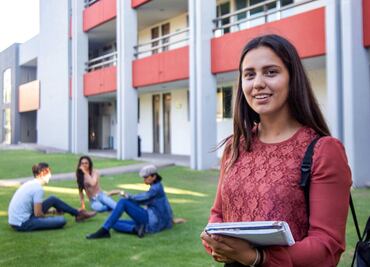 Día del Estudiante en México: Nostalgia y lecciones de vida entre libros y sin dinero.