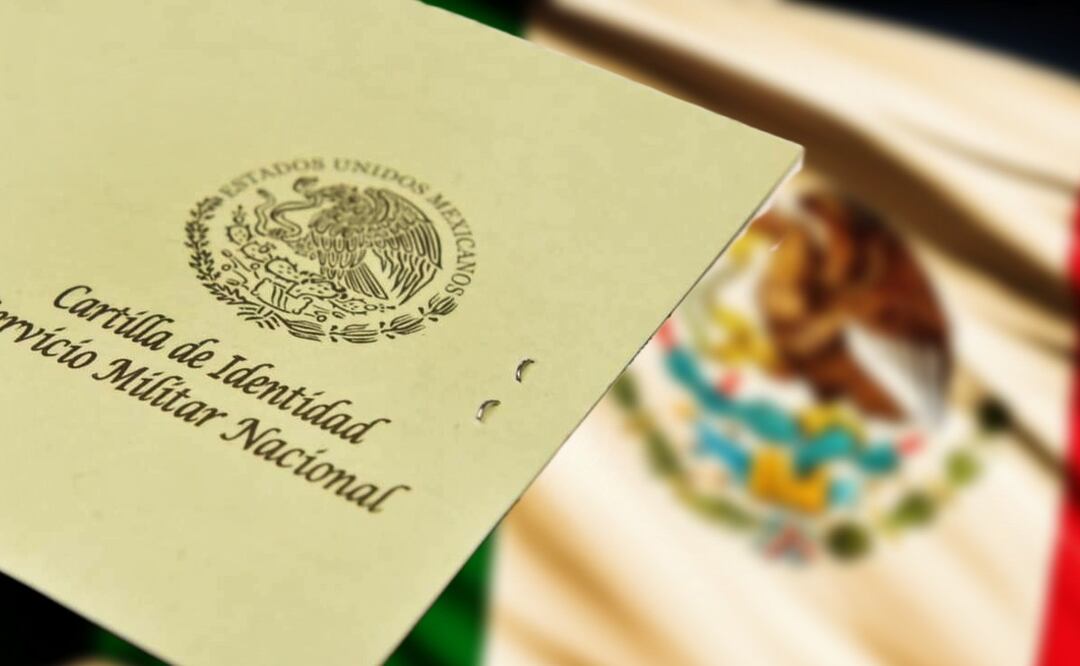 Trámites sin INE: Así puedes usar la cartilla militar como identificación oficial. (Foto: Creada con IA)
