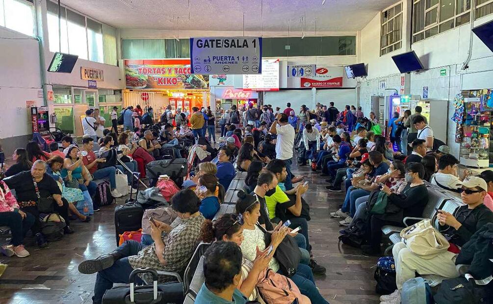 Las centrales de autobuses, suelen saturarse en periodos vacacionales, por lo que es preferible anticipar la compra de los boletos. (Foto: Cuartoscuro)