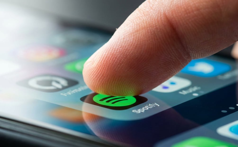 ¿Te llegó un SMS de Spotify? Así opera la estafa que deja en ceros cuentas de BBVA y Santander. (Foto: Creada con IA)