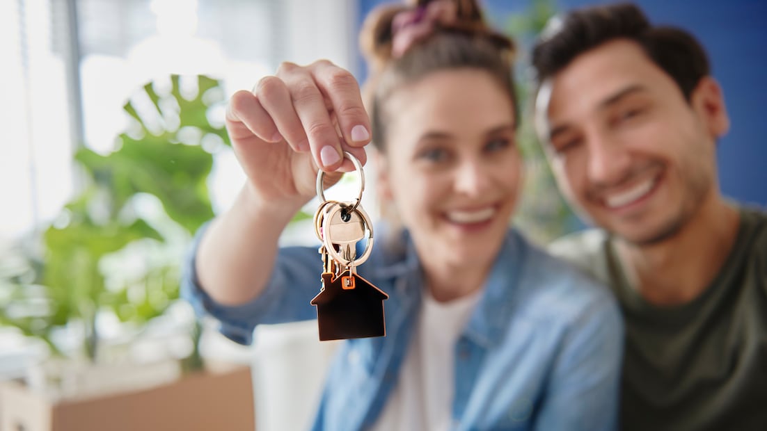 Un crédito conyugal Infonavit permite a parejas formalmente casadas combinar sus recursos y acceder a una vivienda con mayor valor (Foto: Canva)
