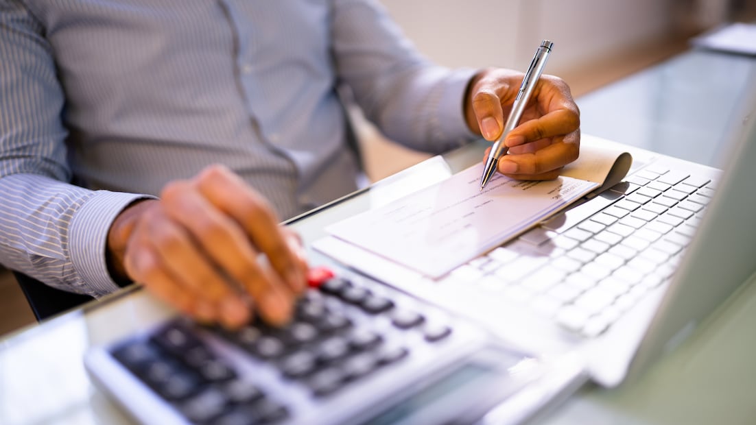 Revisar tu recibo de nómina cada mes es esencial para mantener tus finanzas en orden y proteger tu futuro (Foto: Canva)