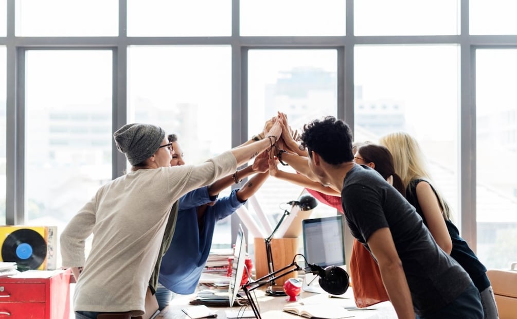 Jóvenes Construyendo el Futuro: fecha de la última convocatoria 2025 y apoyo de $8,480 mensuales. (Foto: Canva)