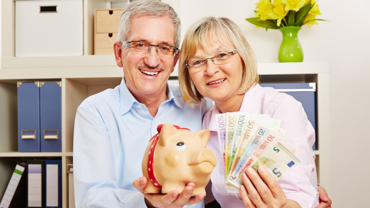 Profeco en la Revista del Consumidor menciona cómo mantener tus finanzas sanas después de los 60 (Foto: Canva)