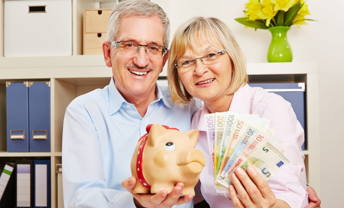 Profeco en la Revista del Consumidor menciona cómo mantener tus finanzas sanas después de los 60 (Foto: Canva)