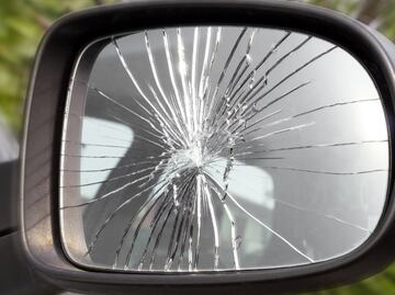 ¡Cuidado automovilistas! Cómo evitar el fraude del espejo retrovisor y proteger tus finanzas