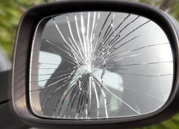 ¡Cuidado automovilistas! Cómo evitar el fraude del espejo retrovisor y proteger tus finanzas