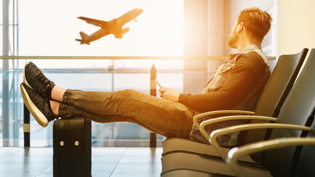 Profeco recuerda tus derechos al viajar en avión (Foto: Canva)