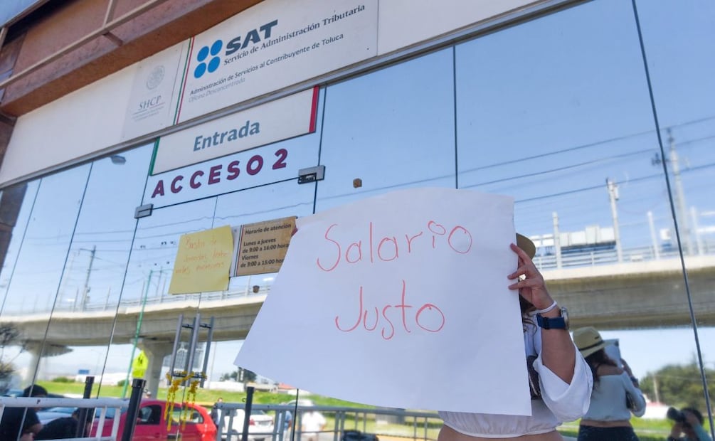 Trabajadores del SAT se manifiestan en todo México: Suspenden trámites y exigen mejoras laborales. (Foto: Cuartoscuro)