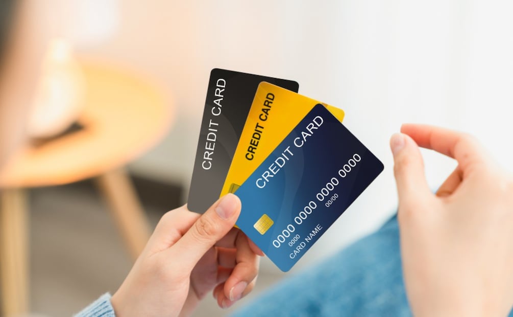 Señales de Condusef que te harán ver que ya no puedes mantener tus tarjetas de crédito. (Foto: CANVA)