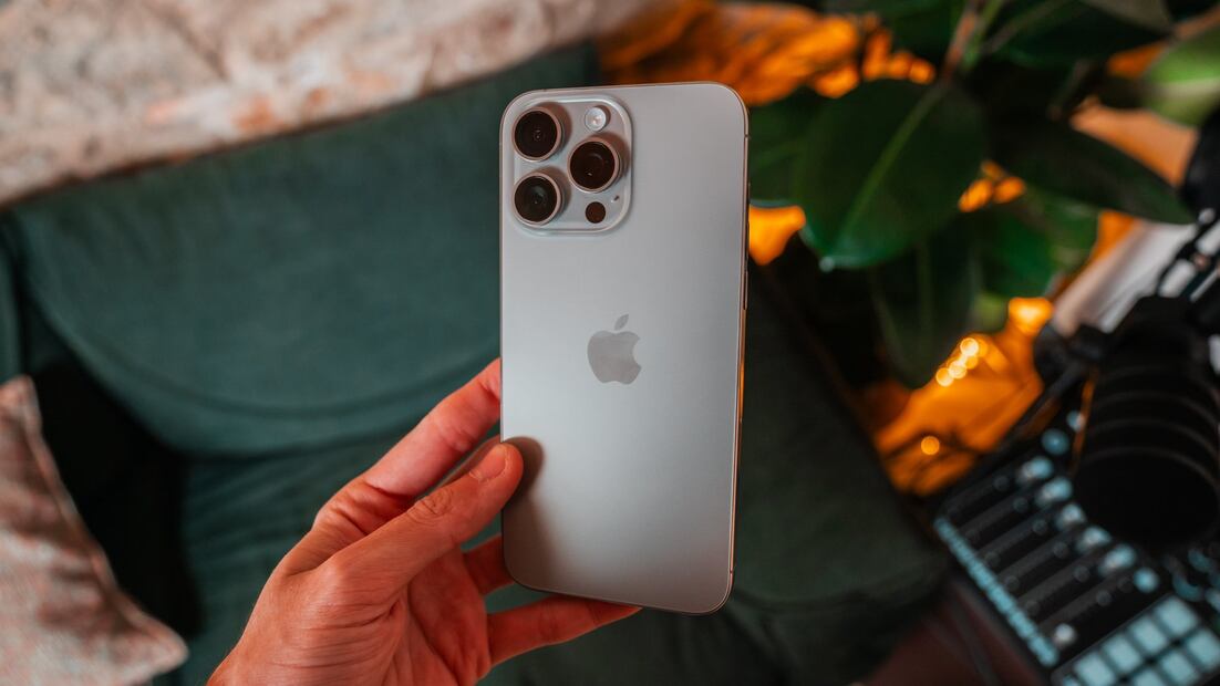 El iPhone 15 por Max cuenta con una entrada tipo C para el sistema de carga. (Foto: Redes sociales)