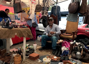 Tianguis de La Raza: Ropa americana a precios irreales, gadgets raros y tacos de canasta