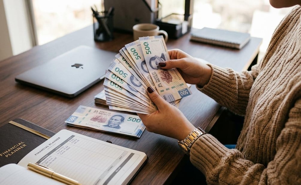 Reparadora de crédito o negociar tú mismo: descubre cuál te conviene para pagar tus deudas. (Foto: Creada con IA)