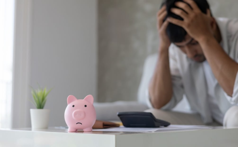 ¿Atrapado en deudas? Aprende a usar tu tarjeta de crédito sin miedo y recupera tus finanzas ya. (Foto: Canva)