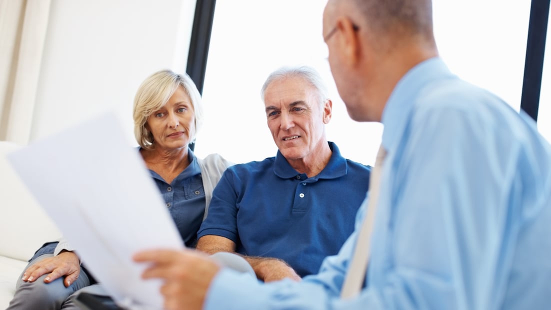 Profeco en la Revista del Consumidor menciona cómo mantener tus finanzas sanas después de los 60 (Foto: Canva)