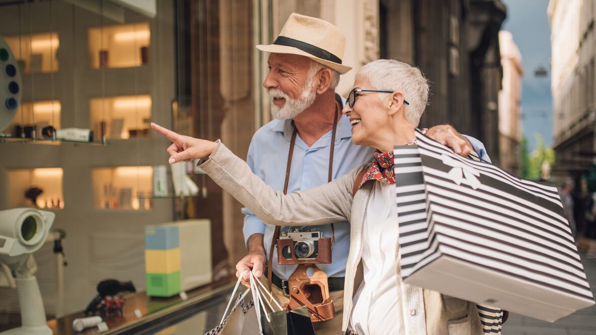 Con la tarjeta del INAPAM, los adultos mayores pueden acceder a transporte público gratuito y múltiples descuentos en servicios básicos y de recreación (Foto: Canva)