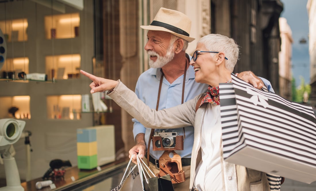Con la tarjeta del INAPAM, los adultos mayores pueden acceder a transporte público gratuito y múltiples descuentos en servicios básicos y de recreación (Foto: Canva)