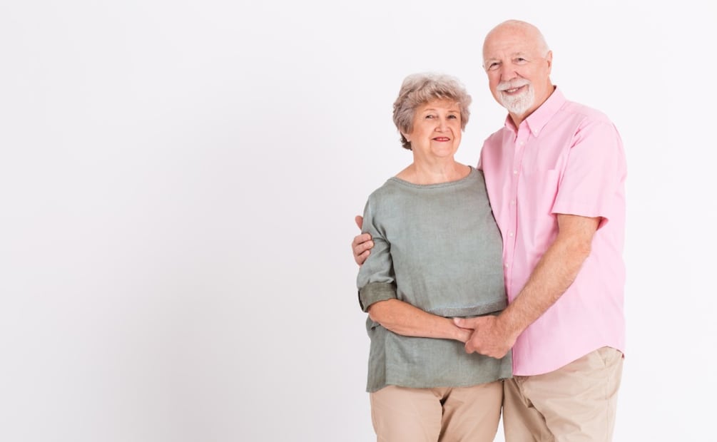 Descubre por qué contratar adultos mayores de 60 años impulsa tu negocio con experiencia y talento. (Foto: Canva)