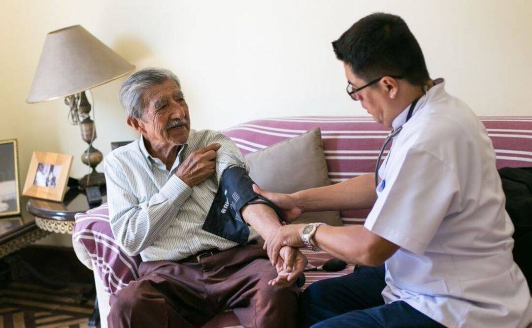 ¿Cuál es el nuevo programa social que llevará atención médica a la casa de las y los mexicanos? (Foto: DeDinero)