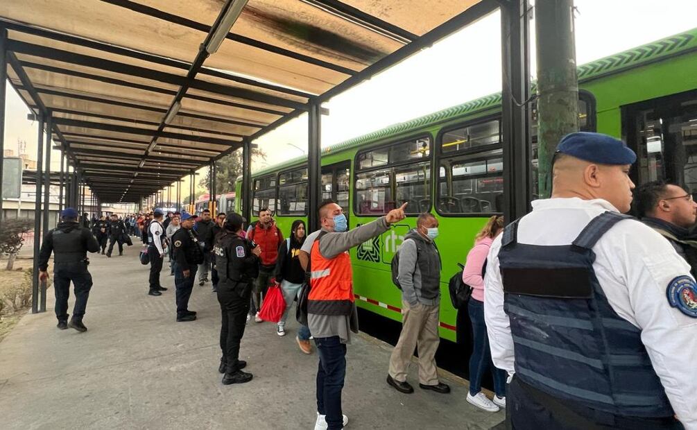 Tráiler vuelca en Circuito Interior y choca contra barda del Metro afectando el servicio. (Foto: Sistema de Transporte Colectivo, Metro)