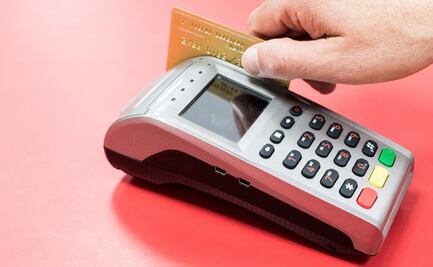 Guía para enfrentar los cargos adicionales al usar tarjetas de crédito