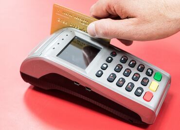 Guía para enfrentar los cargos adicionales al usar tarjetas de crédito