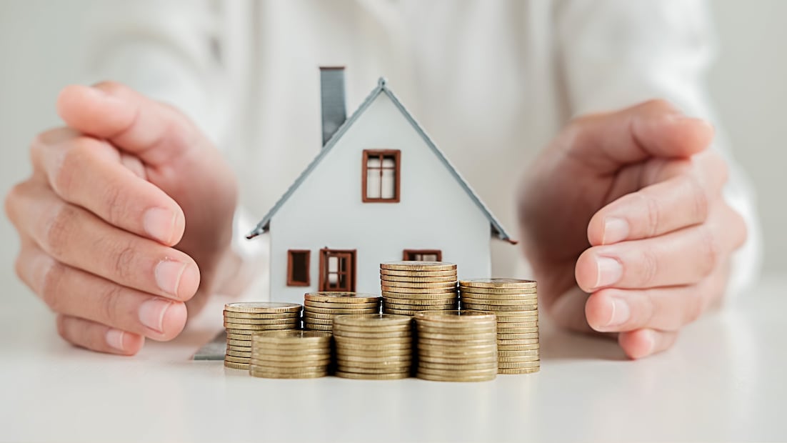 Aunque ganes el salario mínimo, Infonavit puede prestarte para comprar tu casa (Foto: Canva)
