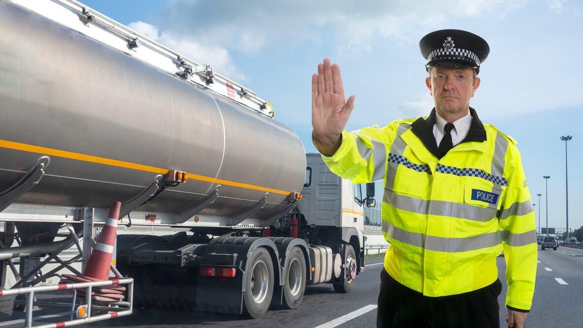 La SEMOVI busca mejorar la seguridad y control en el traslado de materiales peligrosos en la capital con nuevas reformas al Reglamento de Movilidad (Foto: Canva)