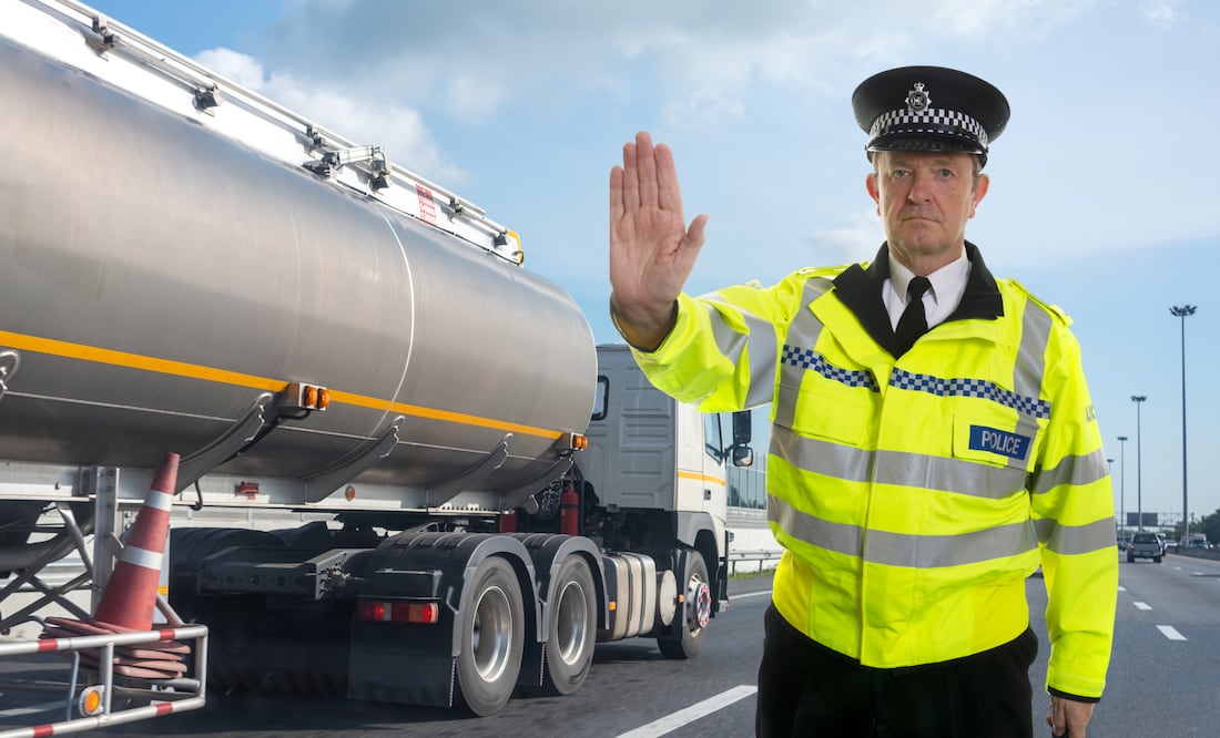 La SEMOVI busca mejorar la seguridad y control en el traslado de materiales peligrosos en la capital con nuevas reformas al Reglamento de Movilidad (Foto: Canva)