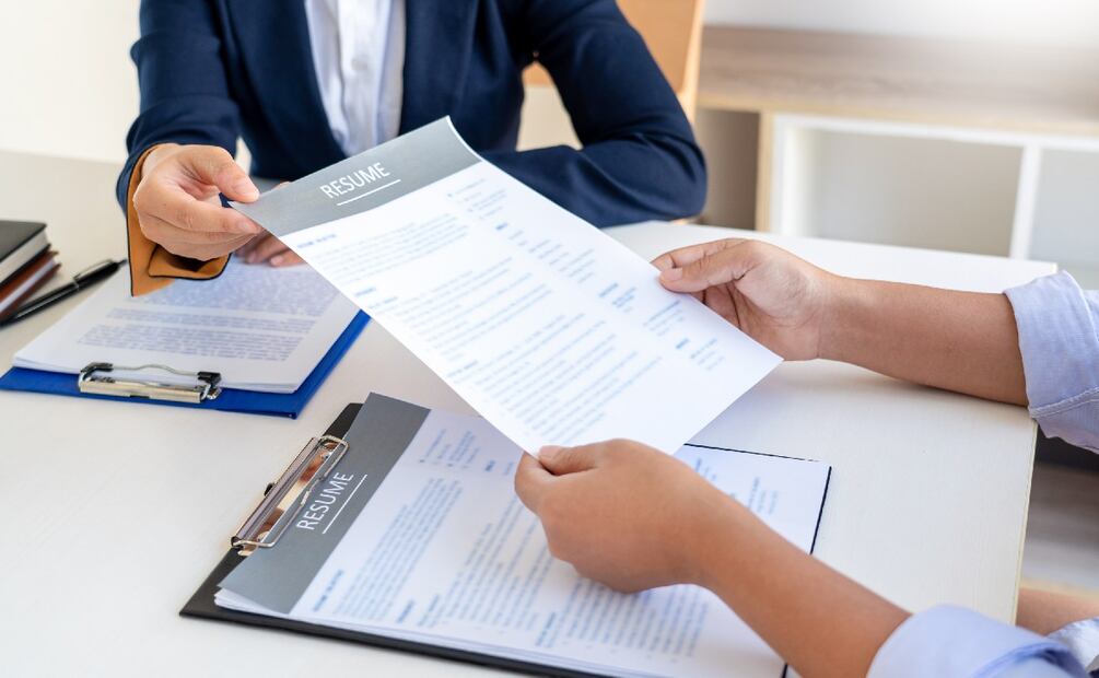 Diferencias entre un CV en inglés y en español. (Foto: DeDinero)