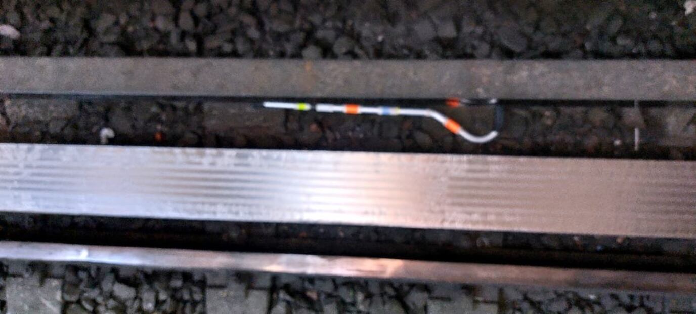 El STC recordó a los usuarios a no arrojar objetos a las vías, para evitar retrasos en la circulación de los trenes. (Foto: Redes sociales)
