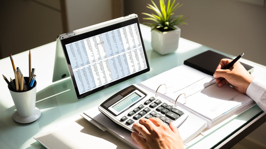 Así se calcula el descuento del IMSS en tu nómina (Foto: Canva)