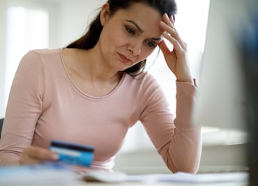 ¿No puedes pagar la tarjeta de crédito? Así puedes renegociar tu deuda con el banco