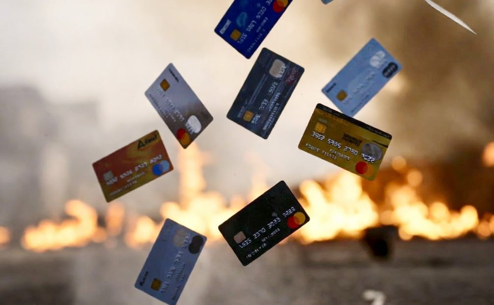 ¿Tu tarjeta ya es problema? Detecta señales de alerta y evita caer en deudas difíciles. (Foto: Creada con IA)