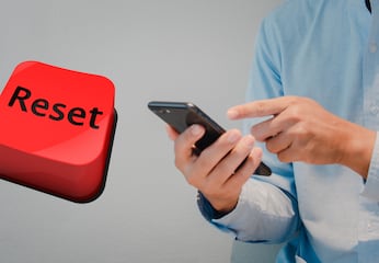 ¿Tu celular anda lento o tiene fallas? Así puedes restablecerlo paso a paso en Android y iPhone