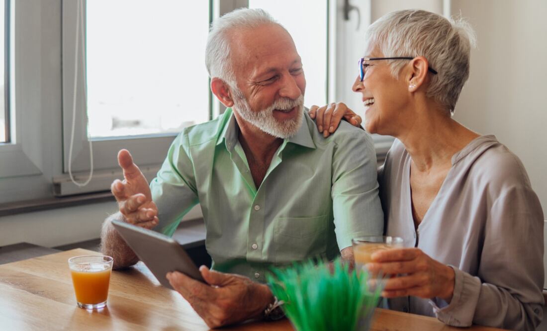 Beneficios de contratar adultos mayores de 60: experiencia laboral, sabiduría y apoyo en tu empresa. (Foto: Canva)