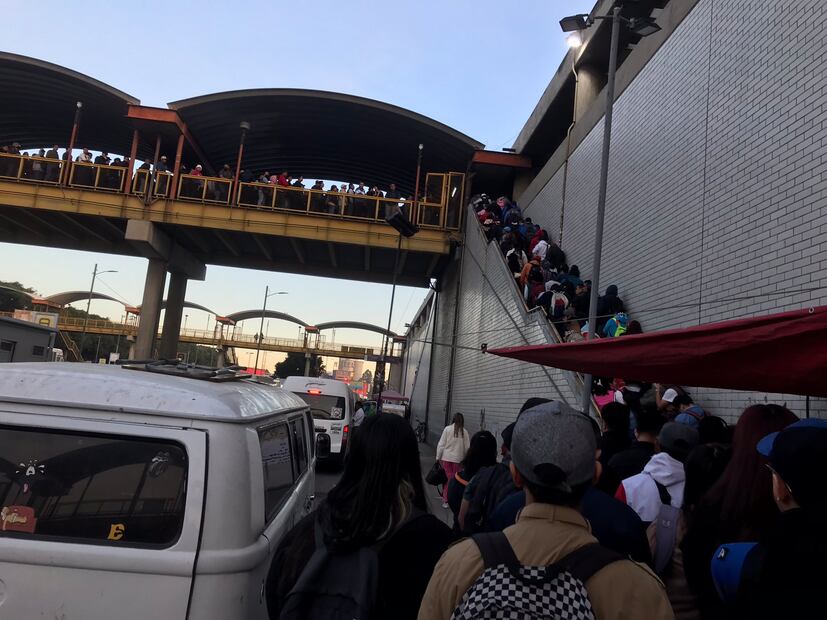 Usuarios han mencionado que han tenido que esperar hasta 30 minutos para poder acceder al andén. (Foto: Redes sociales)