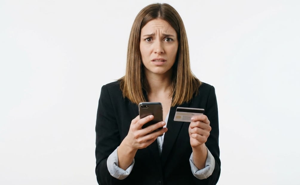 Estos son los bancos reprobados en atención al cliente: Invex y Bankaool encabezan la lista negra. (Foto: Creada con IA)