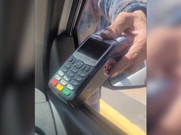 ¿A meses sin intereses? Limpiaparabrisas saca terminal bancaria y ya lo llaman el nuevo visionario