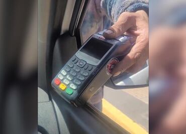 ¿A meses sin intereses? Limpiaparabrisas saca terminal bancaria y ya lo llaman el nuevo visionario