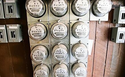 CFE: ¡No te cuelgues! Esta es la pena por robar luz con "diablitos"