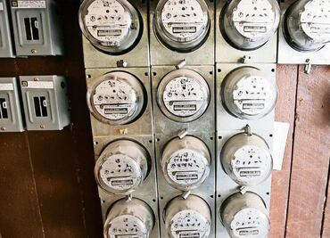 CFE: ¡No te cuelgues! Esta es la pena por robar luz con "diablitos"