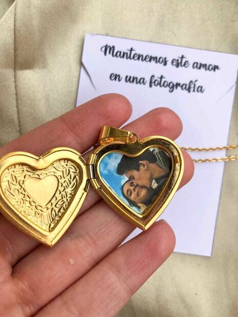 Tu pareja puede llevar sus fotos favoritas en un pequeño relicario. (Foto: Redes sociales)