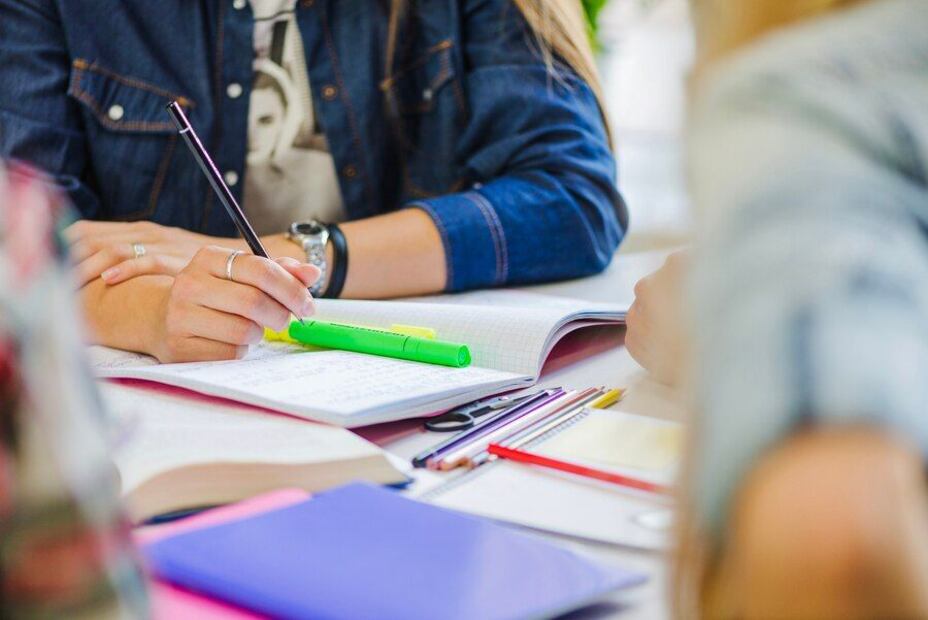 Desbloquea tu potencial financiero con una maestría de Harvard. Fuente: Freepik.